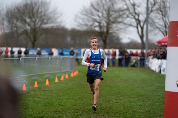 Tobias Ulbrich (LG Region Landshut) am 18.12.2021 waehrend der deutschen Cross Meisterschaft 2021 in Sonsbeck