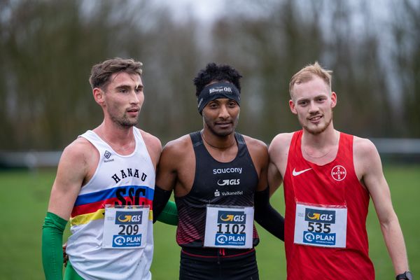 Aaron Bienenfeld (SSC Hanau-Rodenbach), Samuel Fitwi Sibhatu (LG Vulkaneifel) und Jonathan Dahlke (TSV Bayer 04 Leverkusen) am 18.12.2021 waehrend der deutschen Cross Meisterschaft 2021 in Sonsbeck