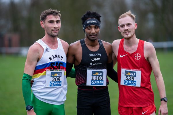 Aaron Bienenfeld (SSC Hanau-Rodenbach), Samuel Fitwi Sibhatu (LG Vulkaneifel) und Jonathan Dahlke (TSV Bayer 04 Leverkusen) am 18.12.2021 waehrend der deutschen Cross Meisterschaft 2021 in Sonsbeck