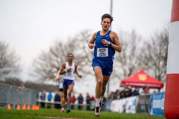 Alex Paulien (TV Waldstrasse Wiesbaden) am 18.12.2021 waehrend der deutschen Cross Meisterschaft 2021 in Sonsbeck