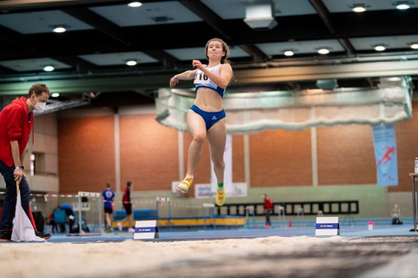 Nele Fasold (LG Weserbergland) im Weitsprung; Niedersaechsische Hallenmeisterschaften am 22.01.2022 in der Leichtathletikhalle im Sportleistungszentrum Hannover