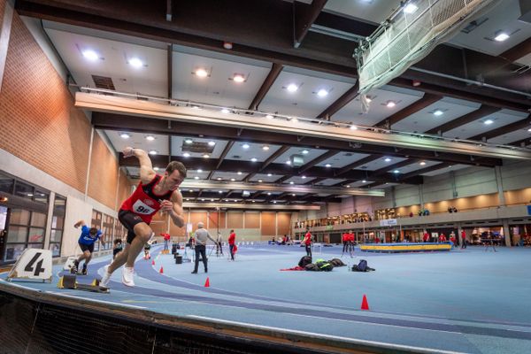 Florian Kroll (LG Osnabrueck) ueber 400m; Niedersaechsische Hallenmeisterschaften am 22.01.2022 in der Leichtathletikhalle im Sportleistungszentrum Hannover