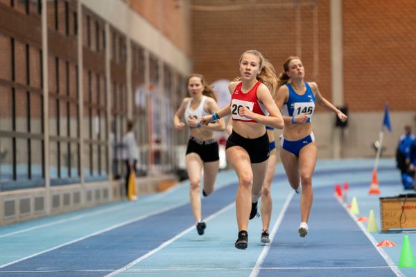 Leni Viehweger (VfL Lingen), Marlene Stoehr (OTB Osnabrueck); Niedersaechsische Hallenmeisterschaften am 22.01.2022 in der Leichtathletikhalle im Sportleistungszentrum Hannover