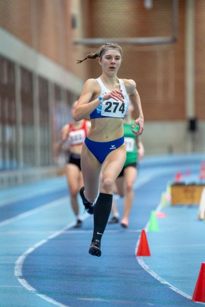 Mayleen Bartz (VfL Stade) ueber 400m; Niedersaechsische Hallenmeisterschaften am 22.01.2022 in der Leichtathletikhalle im Sportleistungszentrum Hannover