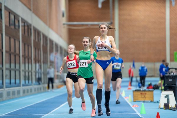 Mayleen Bartz (VfL Stade), Hanna Kayser (TuS Ebstorf), Jana Heyen (TuS Dorum) ueber 400m; Niedersaechsische Hallenmeisterschaften am 22.01.2022 in der Leichtathletikhalle im Sportleistungszentrum Hannover