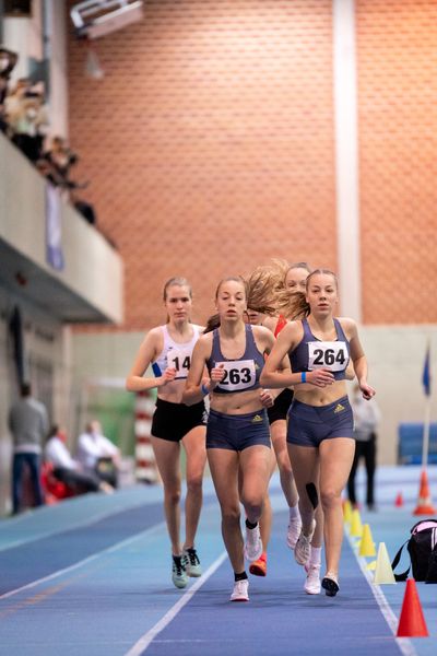 Carolin Hinrichs (VfL Loeningen), Sophie Hinrichs (VfL Loeningen) ueber 1500m; Niedersaechsische Hallenmeisterschaften am 22.01.2022 in der Leichtathletikhalle im Sportleistungszentrum Hannover