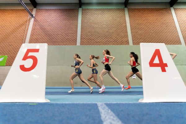 Carolin Hinrichs (VfL Loeningen), Sophie Hinrichs (VfL Loeningen), Nele Heymann (TuS Haren),  ueber 1500m; Niedersaechsische Hallenmeisterschaften am 22.01.2022 in der Leichtathletikhalle im Sportleistungszentrum Hannover