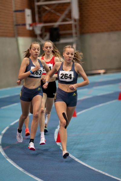 Sophie Hinrichs (VfL Loeningen) vor Carolin Hinrichs (VfL Loeningen); Niedersaechsische Hallenmeisterschaften am 22.01.2022 in der Leichtathletikhalle im Sportleistungszentrum Hannover