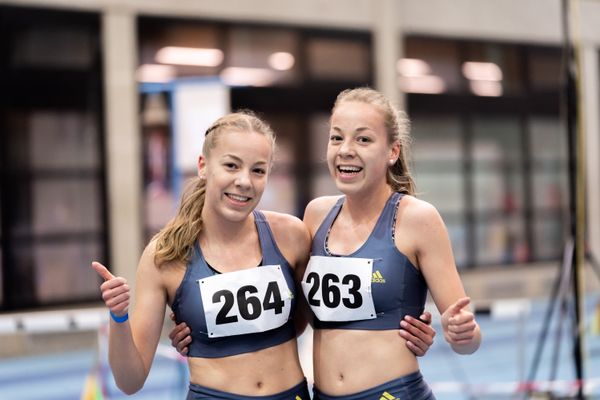 Sophie Hinrichs (VfL Loeningen) und Carolin Hinrichs (VfL Loeningen); Niedersaechsische Hallenmeisterschaften am 22.01.2022 in der Leichtathletikhalle im Sportleistungszentrum Hannover