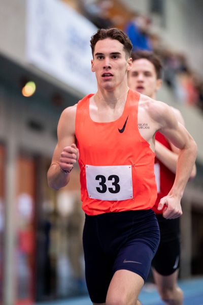 Felix Ebel (Emder Laufgemeinschaft) als Tempomacher; Niedersaechsische Hallenmeisterschaften am 22.01.2022 in der Leichtathletikhalle im Sportleistungszentrum Hannover