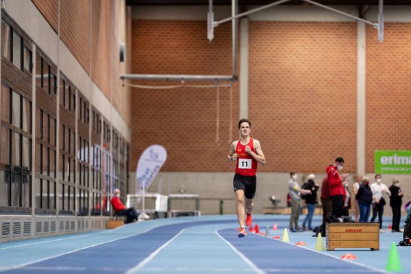 Tim Kalies (Braunschweiger Laufclub) ueber 1500m; Niedersaechsische Hallenmeisterschaften am 22.01.2022 in der Leichtathletikhalle im Sportleistungszentrum Hannover