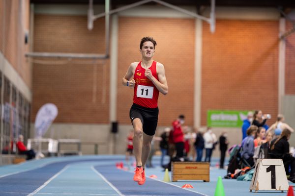 Tim Kalies (Braunschweiger Laufclub) ueber 1500m; Niedersaechsische Hallenmeisterschaften am 22.01.2022 in der Leichtathletikhalle im Sportleistungszentrum Hannover