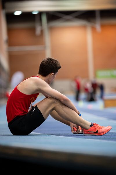 Tim Kalies (Braunschweiger Laufclub) ueber 1500m; Niedersaechsische Hallenmeisterschaften am 22.01.2022 in der Leichtathletikhalle im Sportleistungszentrum Hannover