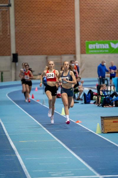 Nele Heymann (TuS Haren), Carolin Hinrichs (VfL Loeningen); Niedersaechsische Hallenmeisterschaften am 23.01.2022 in der Leichtathletikhalle im Sportleistungszentrum Hannover