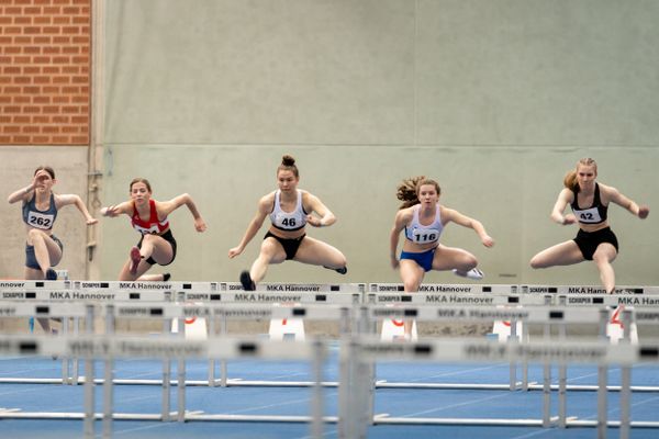 Pia Busse (VfL Loeningen), Merle-Marija Iken (MTV Aurich), Johanna Paul (Hannover 96), Nele Fasold (LG Weserbergland), Michelle Aulbert (Hannover 96) beim 60 Huerdenlauf; Niedersaechsische Hallenmeisterschaften am 23.01.2022 in der Leichtathletikhalle im Sportleistungszentrum Hannover