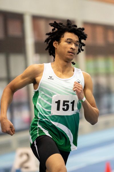 Nelson Udoh (SFN Vechta); Niedersaechsische Hallenmeisterschaften am 23.01.2022 in der Leichtathletikhalle im Sportleistungszentrum Hannover