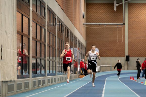 Thorben Finke (SV Sigiltra Soegel) und Joel Ahrens (Hannover 96); Niedersaechsische Hallenmeisterschaften am 23.01.2022 in der Leichtathletikhalle im Sportleistungszentrum Hannover