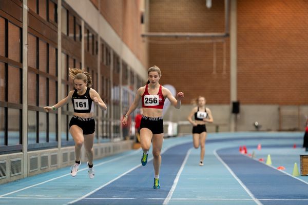 Jule Wachtendorf (SV Nordenham) und Charlotte Waldkirch (VfL Eintracht Hannover); Niedersaechsische Hallenmeisterschaften am 23.01.2022 in der Leichtathletikhalle im Sportleistungszentrum Hannover