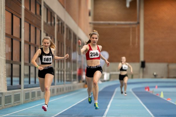 Jule Wachtendorf (SV Nordenham) und Charlotte Waldkirch (VfL Eintracht Hannover); Niedersaechsische Hallenmeisterschaften am 23.01.2022 in der Leichtathletikhalle im Sportleistungszentrum Hannover