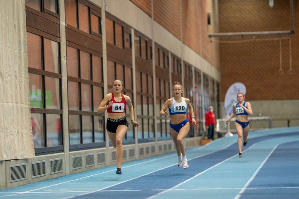 Natalie Pisoke (LG Braunschweig) und Eva Pauline Zintl (LG Weserbergland); Niedersaechsische Hallenmeisterschaften am 23.01.2022 in der Leichtathletikhalle im Sportleistungszentrum Hannover