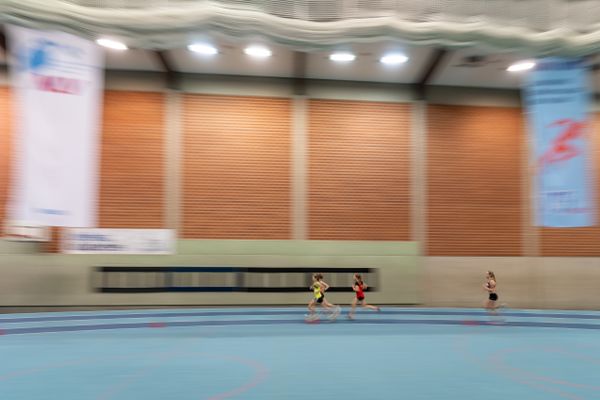 Impressionen - 2000m der W14; Niedersaechsische Hallenmeisterschaften am 23.01.2022 in der Leichtathletikhalle im Sportleistungszentrum Hannover