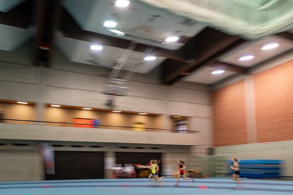 Impressionen - 2000m der W14; Niedersaechsische Hallenmeisterschaften am 23.01.2022 in der Leichtathletikhalle im Sportleistungszentrum Hannover