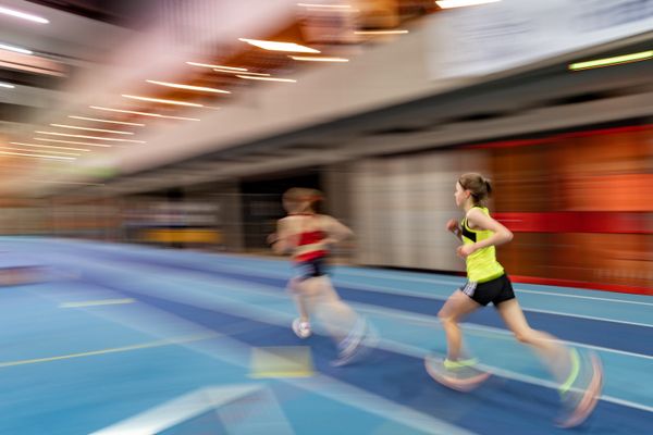 Impressionen - 2000m der W14; Niedersaechsische Hallenmeisterschaften am 23.01.2022 in der Leichtathletikhalle im Sportleistungszentrum Hannover