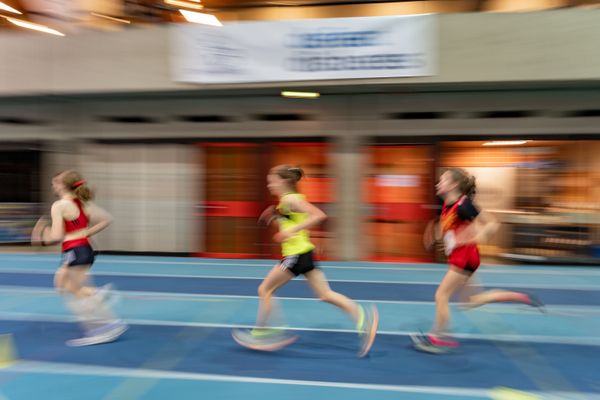 Impressionen - 2000m der W14; Niedersaechsische Hallenmeisterschaften am 23.01.2022 in der Leichtathletikhalle im Sportleistungszentrum Hannover