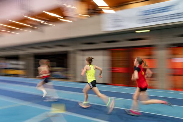 Impressionen - 2000m der W14; Niedersaechsische Hallenmeisterschaften am 23.01.2022 in der Leichtathletikhalle im Sportleistungszentrum Hannover