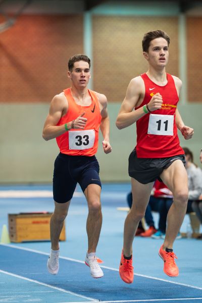 Felix Ebel (Emder Laufgemeinschaft) hinter Tim Kalies (Braunschweiger Laufclub) ueber 3000m; Niedersaechsische Hallenmeisterschaften am 23.01.2022 in der Leichtathletikhalle im Sportleistungszentrum Hannover