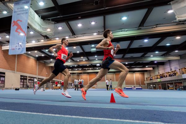 Felix Ebel (Emder Laufgemeinschaft) hinter Tim Kalies (Braunschweiger Laufclub) ueber 3000m; Niedersaechsische Hallenmeisterschaften am 23.01.2022 in der Leichtathletikhalle im Sportleistungszentrum Hannover