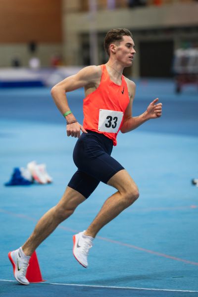 Felix Ebel (Emder Laufgemeinschaft) ueber 3000m; Niedersaechsische Hallenmeisterschaften am 23.01.2022 in der Leichtathletikhalle im Sportleistungszentrum Hannover