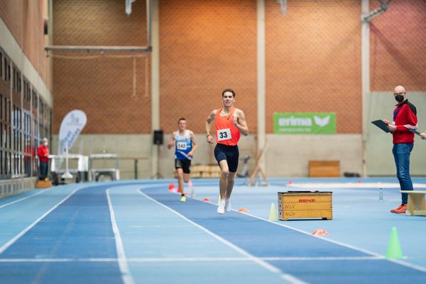 Felix Ebel (Emder Laufgemeinschaft) ueber 3000m; Niedersaechsische Hallenmeisterschaften am 23.01.2022 in der Leichtathletikhalle im Sportleistungszentrum Hannover