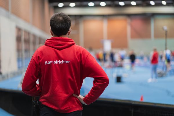 Wettkampfrichter bei den niedersaechsischen Hallenmeisterschaften am 05.02.2022 in der Leichtathletikhalle im Sportleistungszentrum Hannover