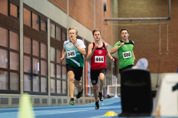 Keno Waldeck (TS Grossburgwedel), Mika Pikutzki (LG Osnabrueck), Florian Tschense (VfL Bueckeburg) bei den niedersaechsischen Hallenmeisterschaften am 05.02.2022 in der Leichtathletikhalle im Sportleistungszentrum Hannover