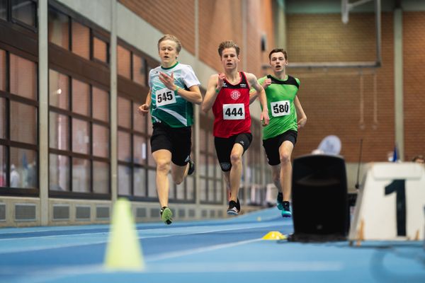 Keno Waldeck (TS Grossburgwedel), Mika Pikutzki (LG Osnabrueck), Florian Tschense (VfL Bueckeburg) bei den niedersaechsischen Hallenmeisterschaften am 05.02.2022 in der Leichtathletikhalle im Sportleistungszentrum Hannover