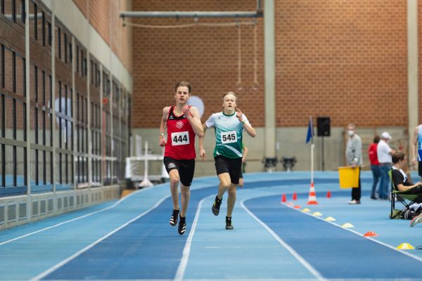 Mika Pikutzki (LG Osnabrueck), Keno Waldeck (TS Grossburgwedel) bei den niedersaechsischen Hallenmeisterschaften am 05.02.2022 in der Leichtathletikhalle im Sportleistungszentrum Hannover