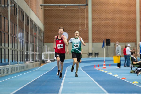 Mika Pikutzki (LG Osnabrueck), Keno Waldeck (TS Grossburgwedel) bei den niedersaechsischen Hallenmeisterschaften am 05.02.2022 in der Leichtathletikhalle im Sportleistungszentrum Hannover