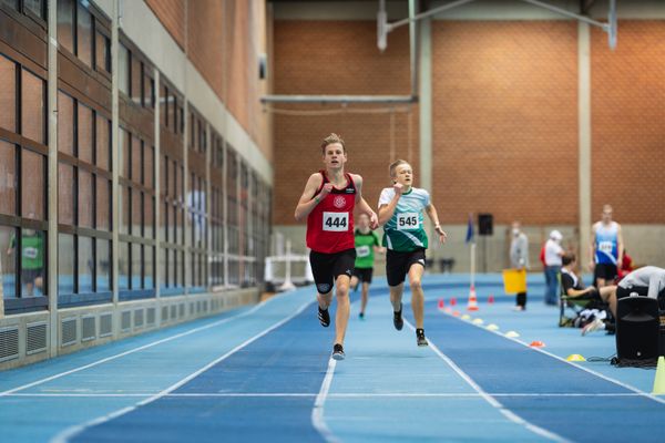 Mika Pikutzki (LG Osnabrueck), Keno Waldeck (TS Grossburgwedel) bei den niedersaechsischen Hallenmeisterschaften am 05.02.2022 in der Leichtathletikhalle im Sportleistungszentrum Hannover