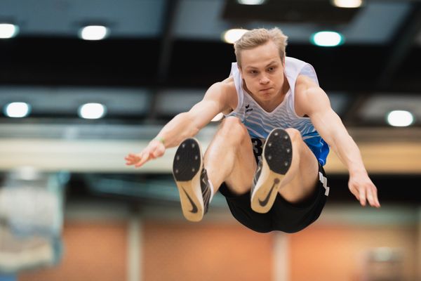 Marek Pabst (BTB Oldenburg) im Weitsprung bei den niedersaechsischen Hallenmeisterschaften am 05.02.2022 in der Leichtathletikhalle im Sportleistungszentrum Hannover