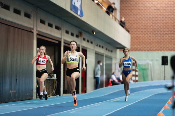 Hanna Kayser (TuS Ebstorf), Annabell Fischer (SV Nienhagen), Marlene Stoehr (OTB Osnabrueck) bei den niedersaechsischen Hallenmeisterschaften am 05.02.2022 in der Leichtathletikhalle im Sportleistungszentrum Hannover