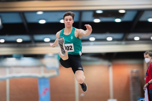 Lasse Pixberg (SV Werder Bremen) im Weitsprung bei den niedersaechsischen Hallenmeisterschaften am 05.02.2022 in der Leichtathletikhalle im Sportleistungszentrum Hannover