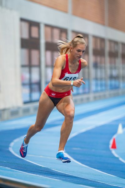 Luna Thiel (VfL Eintracht Hannover) ueber 400m bei den niedersaechsischen Hallenmeisterschaften am 05.02.2022 in der Leichtathletikhalle im Sportleistungszentrum Hannover