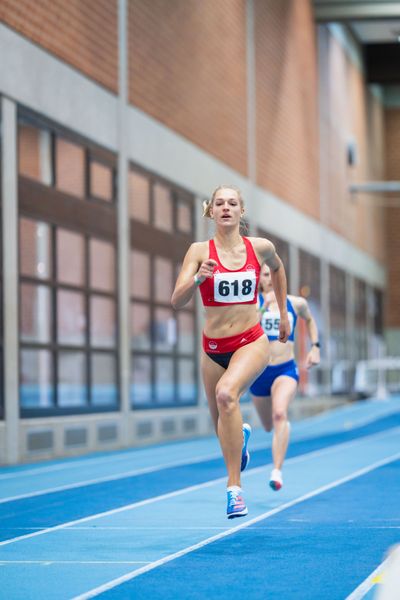 Luna Thiel (VfL Eintracht Hannover) ueber 400m bei den niedersaechsischen Hallenmeisterschaften am 05.02.2022 in der Leichtathletikhalle im Sportleistungszentrum Hannover