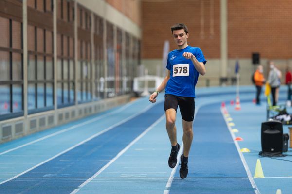 Laurenz Badenhop (TV Jahn Walsrode) ueber 400m bei den niedersaechsischen Hallenmeisterschaften am 05.02.2022 in der Leichtathletikhalle im Sportleistungszentrum Hannover