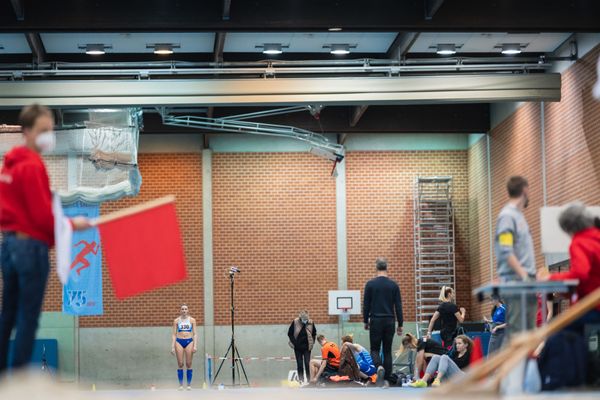 Vanessa Hintz (BTB Oldenburg) im Weitsprung bei den niedersaechsischen Hallenmeisterschaften am 05.02.2022 in der Leichtathletikhalle im Sportleistungszentrum Hannover