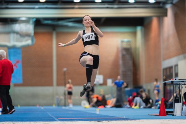 Clara Marie Koch (TuS Bad Essen) im Weitsprung bei den niedersaechsischen Hallenmeisterschaften am 05.02.2022 in der Leichtathletikhalle im Sportleistungszentrum Hannover