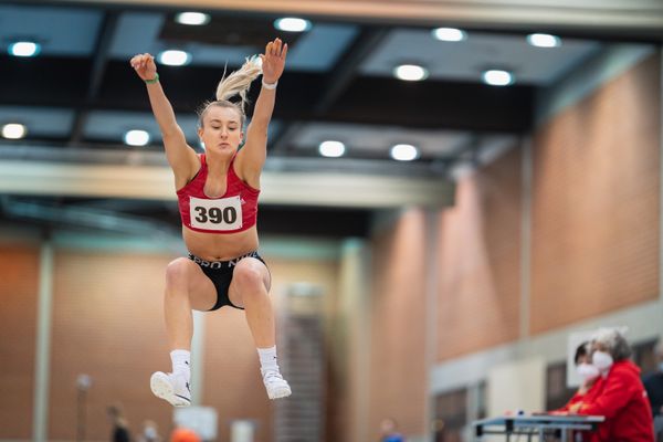 Emily Kuehn (LG Braunschweig) im Weitsprung bei den niedersaechsischen Hallenmeisterschaften am 05.02.2022 in der Leichtathletikhalle im Sportleistungszentrum Hannover