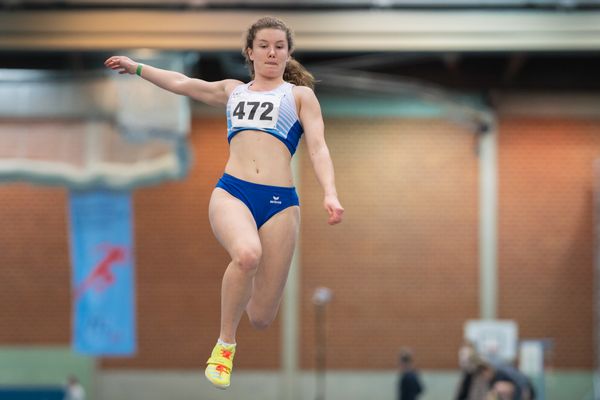 Nele Fasold (LG Weserbergland) im Weitsprung bei den niedersaechsischen Hallenmeisterschaften am 05.02.2022 in der Leichtathletikhalle im Sportleistungszentrum Hannover