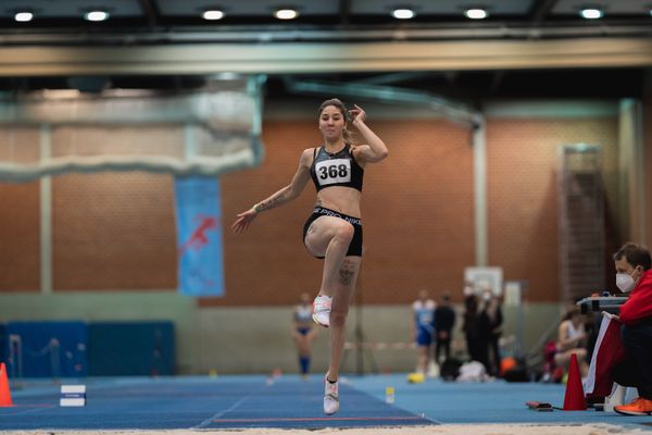 Christin Repnak (Hannover 96) im Weitsprung bei den niedersaechsischen Hallenmeisterschaften am 05.02.2022 in der Leichtathletikhalle im Sportleistungszentrum Hannover